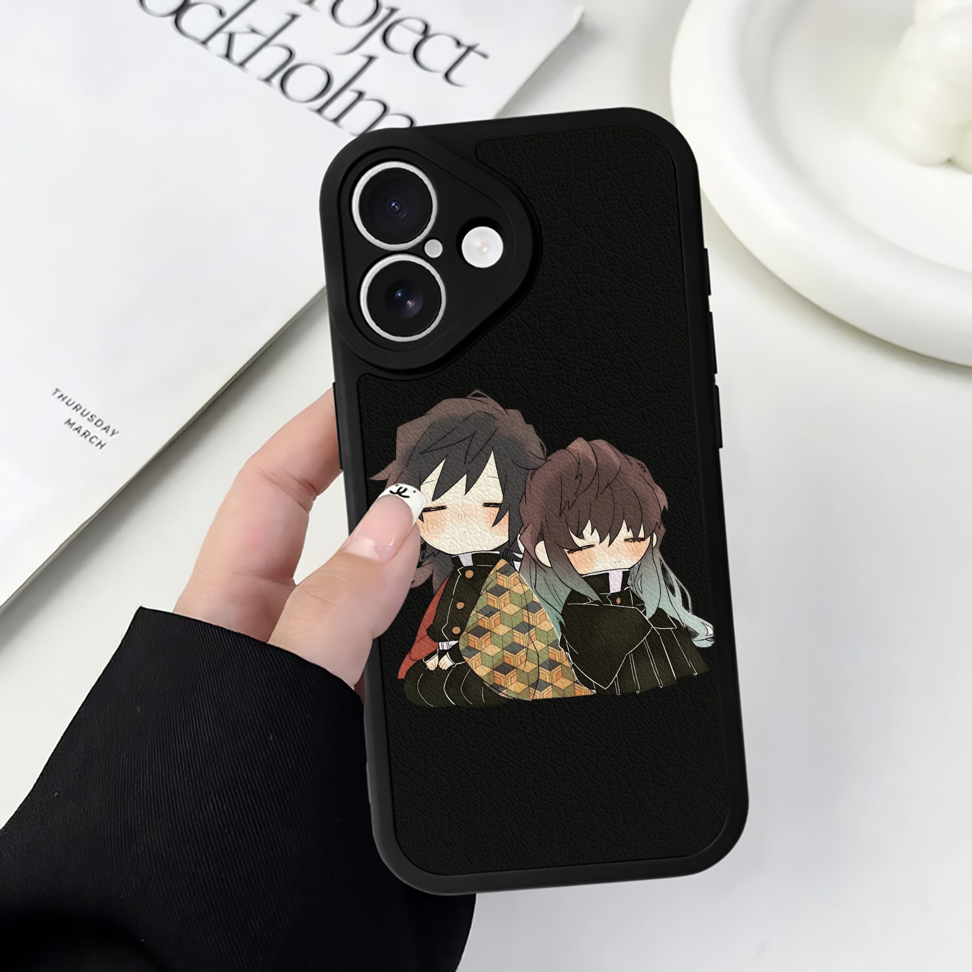 （画像用） 鬼滅の刃（きめつのやいば）水柱-冨岡 義勇／とみおか ぎゆう Tomioka Giyuu 【iPhone 16シリーズ対応】シリコンスマホケース（レザー調） 材質：シリコン